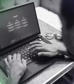 Autodidatas no trabalho: metade dos brasileiros aprende a utilizar ferramentas de IA pela internet